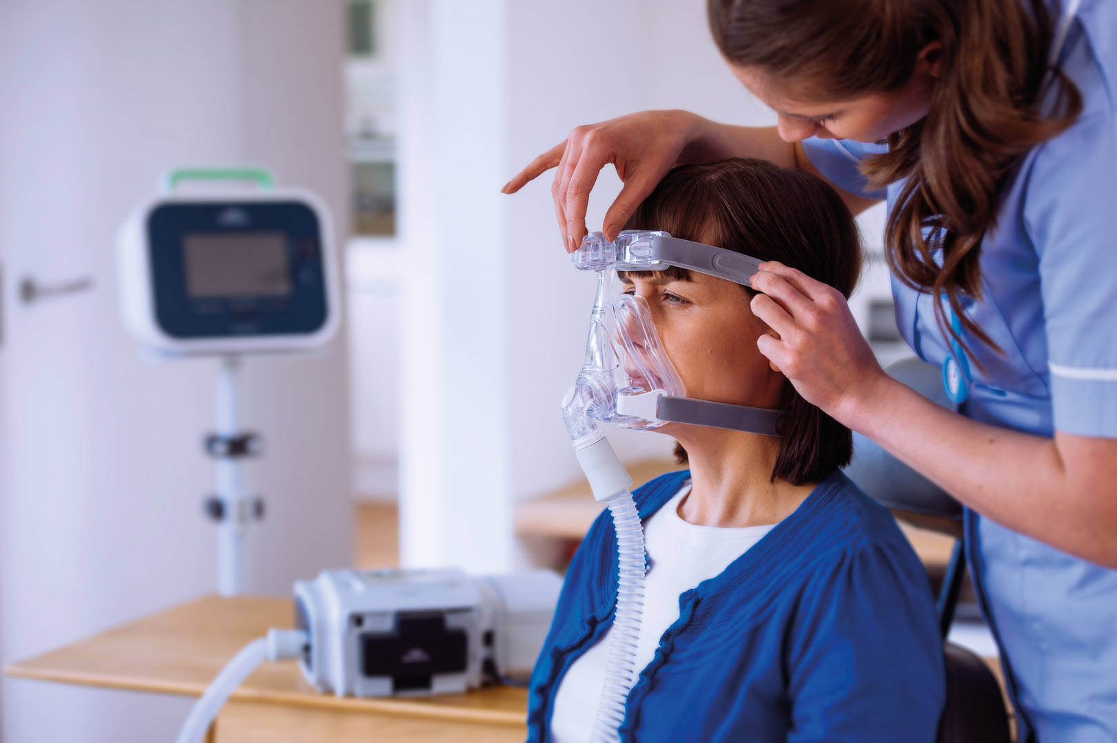 Encore_20Anywhere_20clinician_20fitting_20patient_20with_20mask_20HR