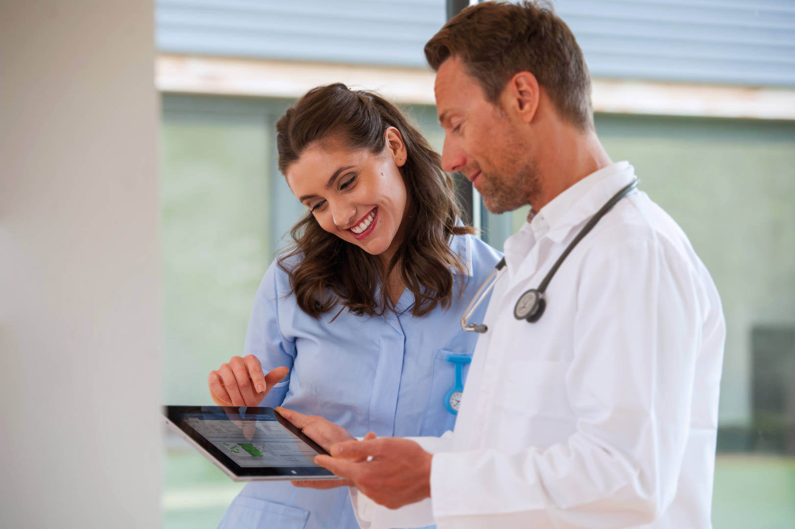 Encore_20Anywhere_20doctor_20and_20smiling_20clinician_20with_20tablet_20HR
