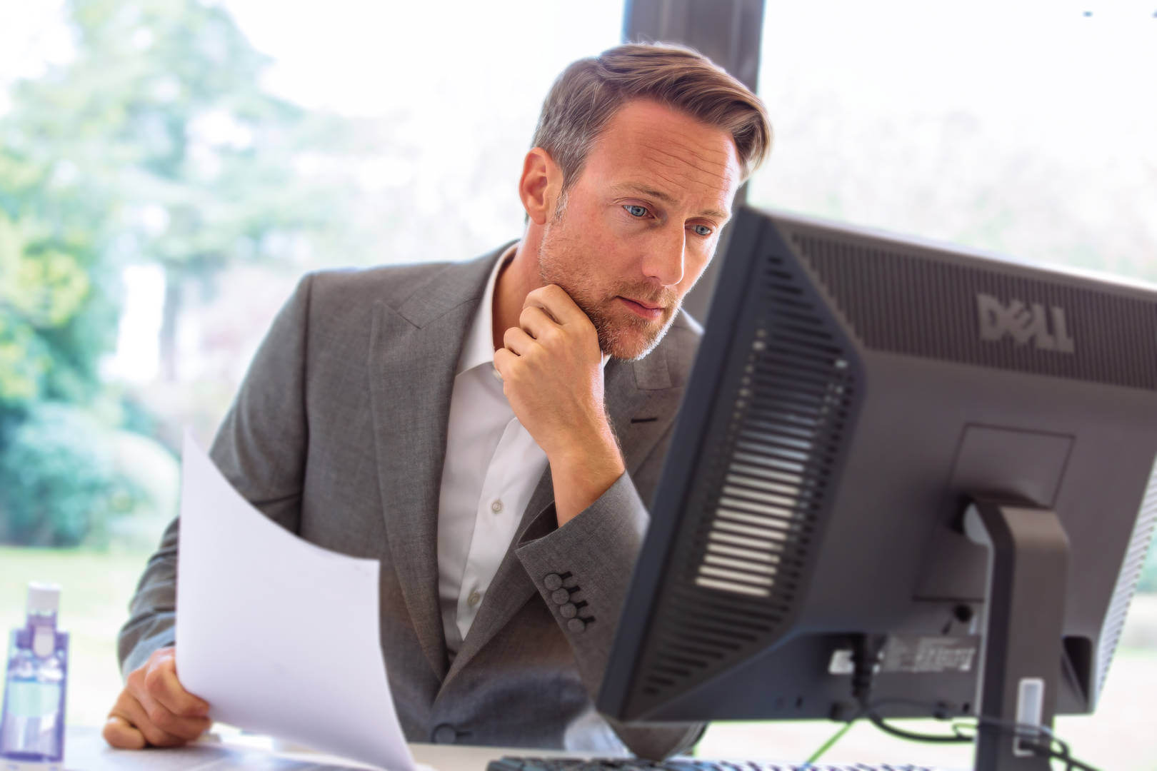 Encore_Anywhere_doctor_with_computer_screen_HR