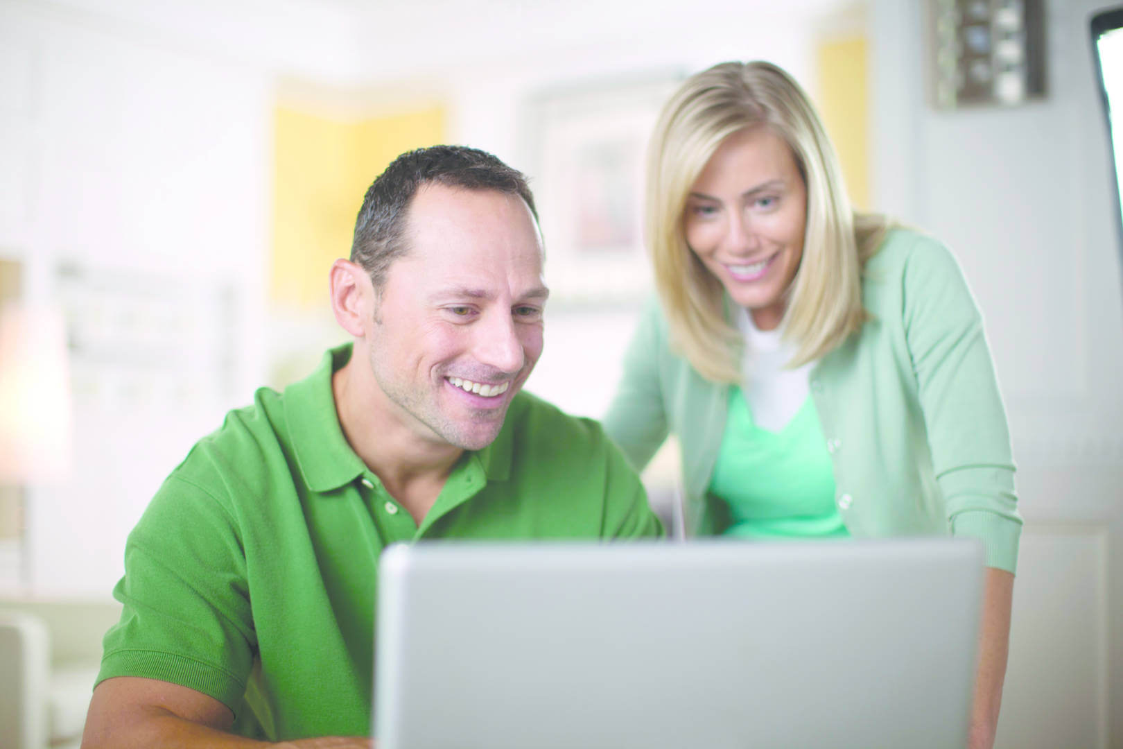 HHS_0912_SMCoupleLaptop2_CKHiLg