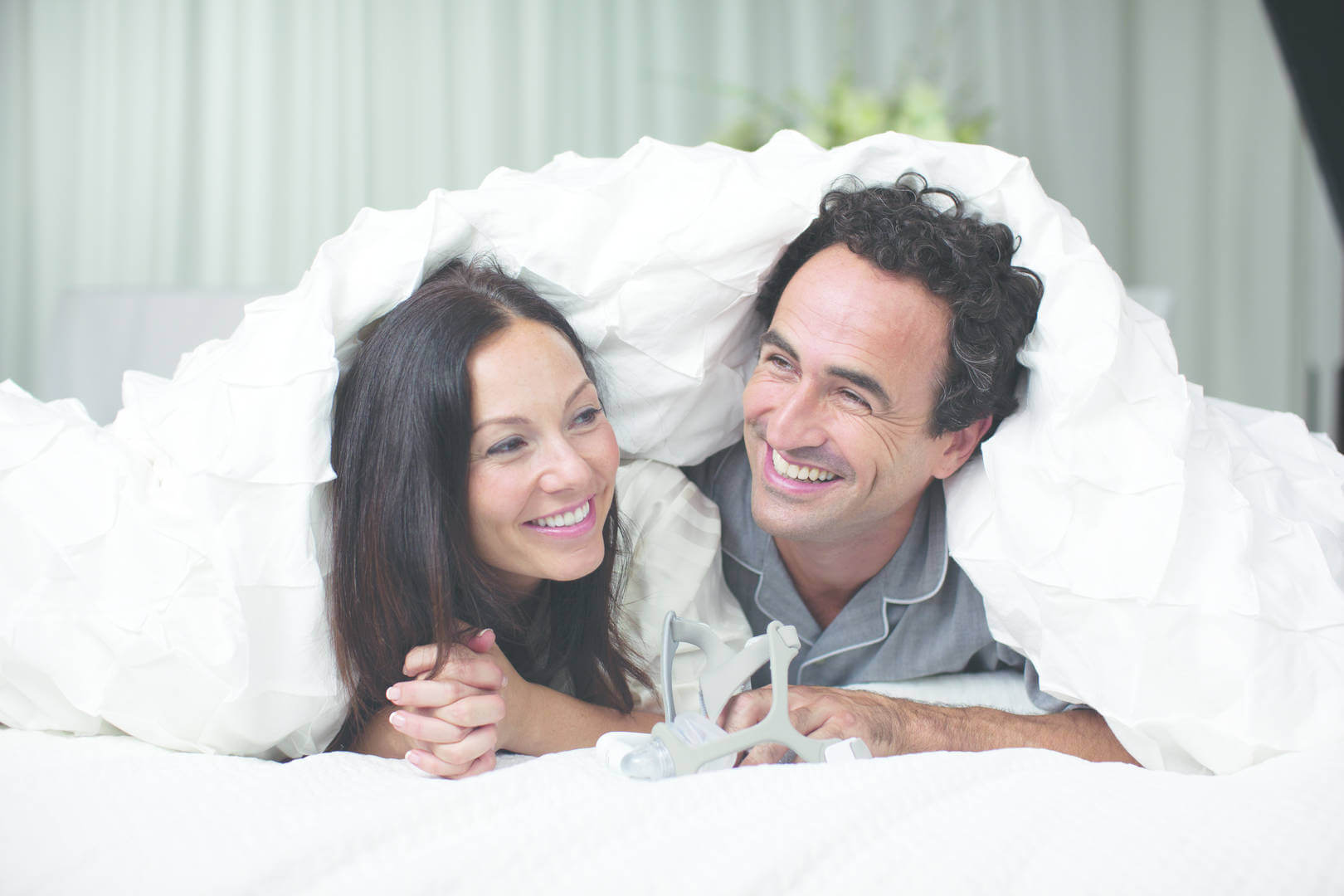 HHS_0912_WispCoupleInCovers1_CKHiLg